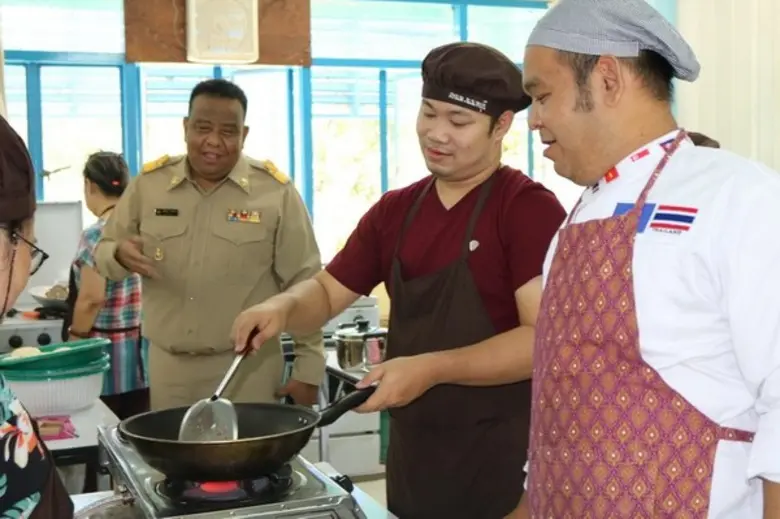 นายชัยชนะ เดชแพ ผู้อำนวยการสำนักงานพัฒนาฝ...