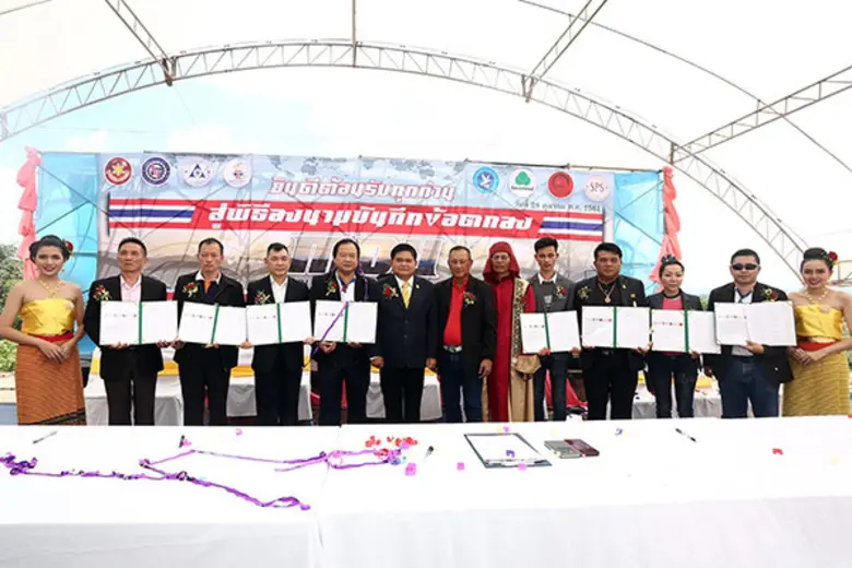 พลเอกเดชา ปุญญบาล (ที่ 6 จากซ้าย) ให้เกีย...