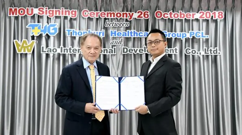 นายแพทย์บุญ วนาสิน (ซ้าย) ประธานกรรมการ บ...