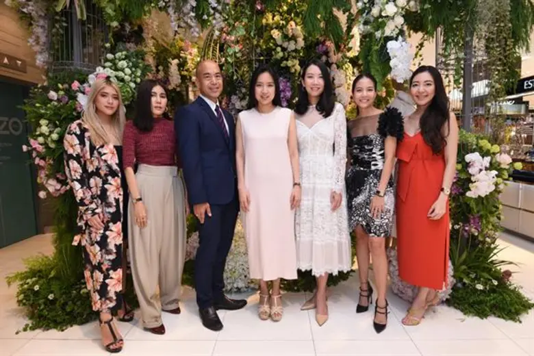 ณัฐธีรา บุญศรี (คนกลาง) กรรมการผู้จัดการ ...