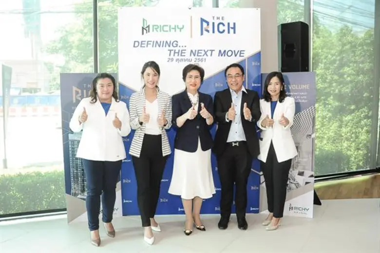 ดร.อาภา อรรถบูรณ์วงศ์ (ที่ 3 จากซ้าย) ประ...