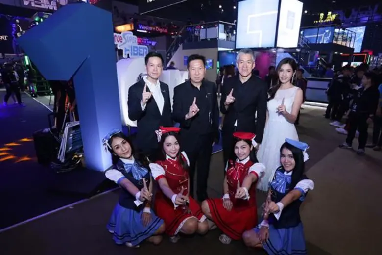 กลุ่มทรู นำโดย ดร. กิตติณัฐ ทีคะวรรณ (แถว...