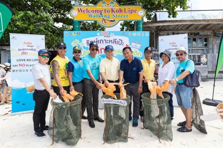 นายบัญญัติ คำนูณวัฒน์ (กลาง) ผู้ช่วยกรรมก...