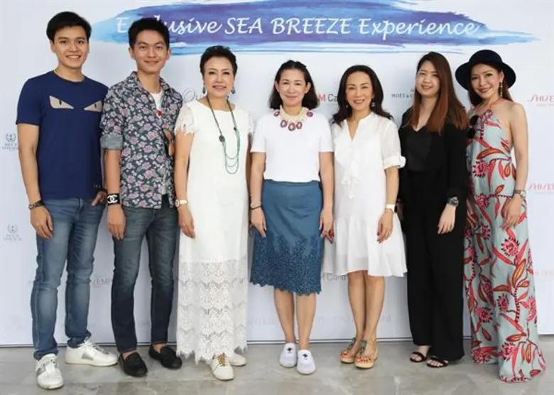 อรธิรา ภาคสุวรรณ (กลาง) รองกรรมการผู้จัดก...