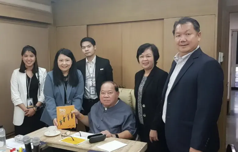 คุณภูมินทร์ ปิยะวานิชย์ (ขวาสุด) ประธานกร...