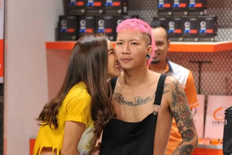 ทีวีไกด์: ซิทคอม “บริษัทฮาไม่จำกัด (มหาชน)” ตัวจริงว่าไง! “ขนมจีน - แจ๊ส” เล่นนอกบท เลิฟซีนจริงไม่พึ่งมุมกล้อง