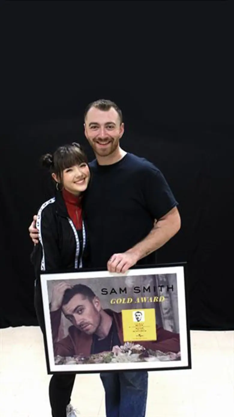 'พลอยชมพู’ ขนบิ๊กเซอร์ไพรส์!! หอบรางวัลยินดี 'Sam Smith’ ที่อัลบั้ม 'The Thrill of It All’ ขายดีที่สุด!!