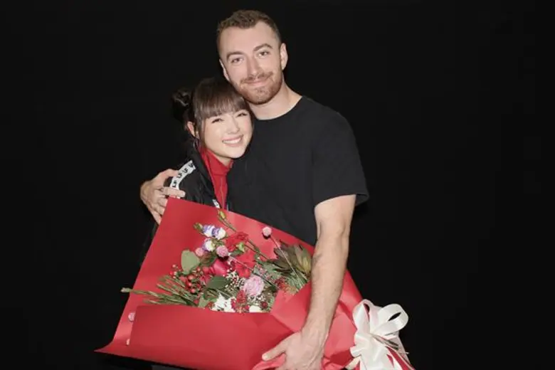 'พลอยชมพู’ ขนบิ๊กเซอร์ไพรส์!! หอบรางวัลยินดี 'Sam Smith’ ที่อัลบั้ม 'The Thrill of It All’ ขายดีที่สุด!!