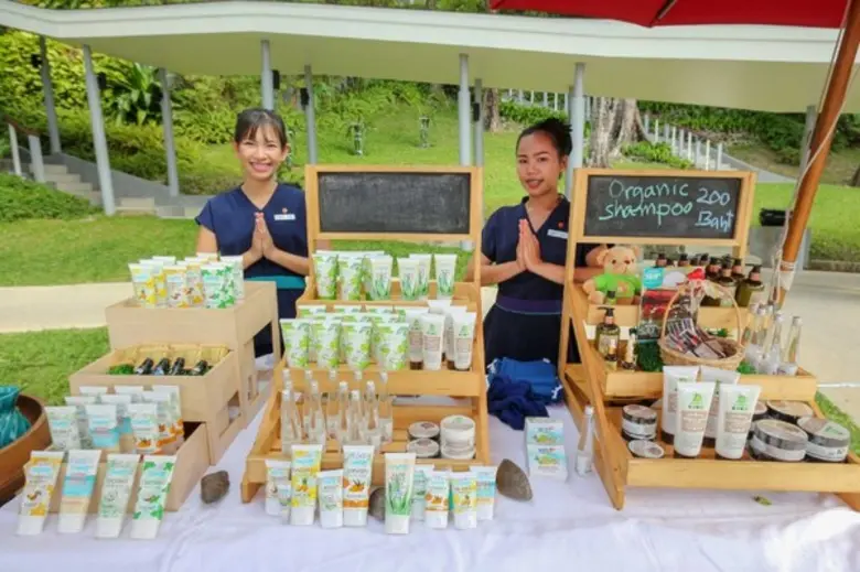 ผู้บริหารโรงแรมอมารี ภูเก็ต นำโดย ปิแอร์ ...