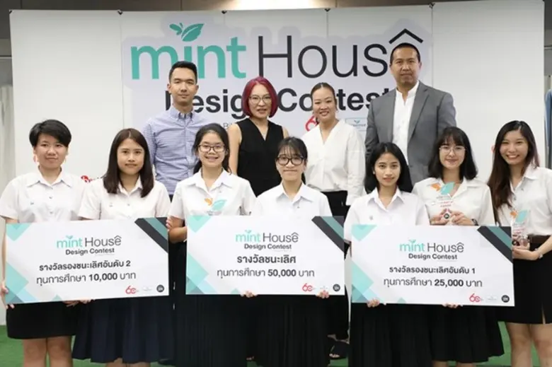 คุณสุวรรณา เอี่ยมพิกุล (ที่ 2 จากซ้ายแถวบ...