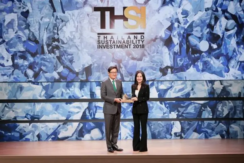 นางสาวสุธิดา มงคลสุธี (ขวา) ประธานเจ้าหน้...