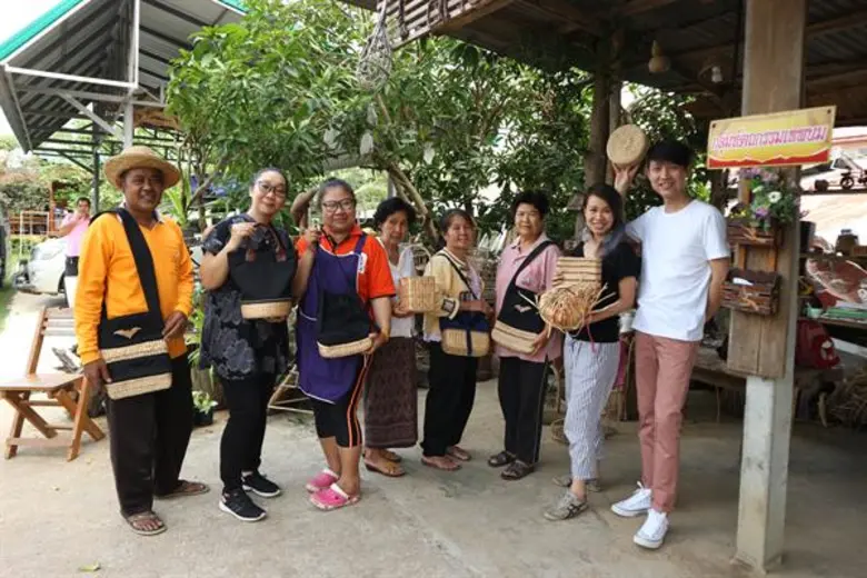 กองส่งเสริมศิลปวัฒนธรรม ม.นเรศวร ลงพื้นที่พัฒนาผลิตภัณฑ์  ณ กลุ่มหัตถกรรมเทพนม อ.ทุ่งเสลี่ยม จ.สุโขทัย ตามโครงการพัฒนาผลิตภัณฑ์และผู้ประกอบการ OTOP เครือข่ายภาคเหนือตอนล่าง