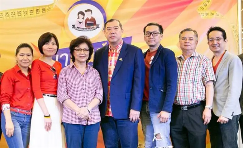 นายสมเกียรติ มรรคยาธร (กลาง) กรรมการผู้จั...