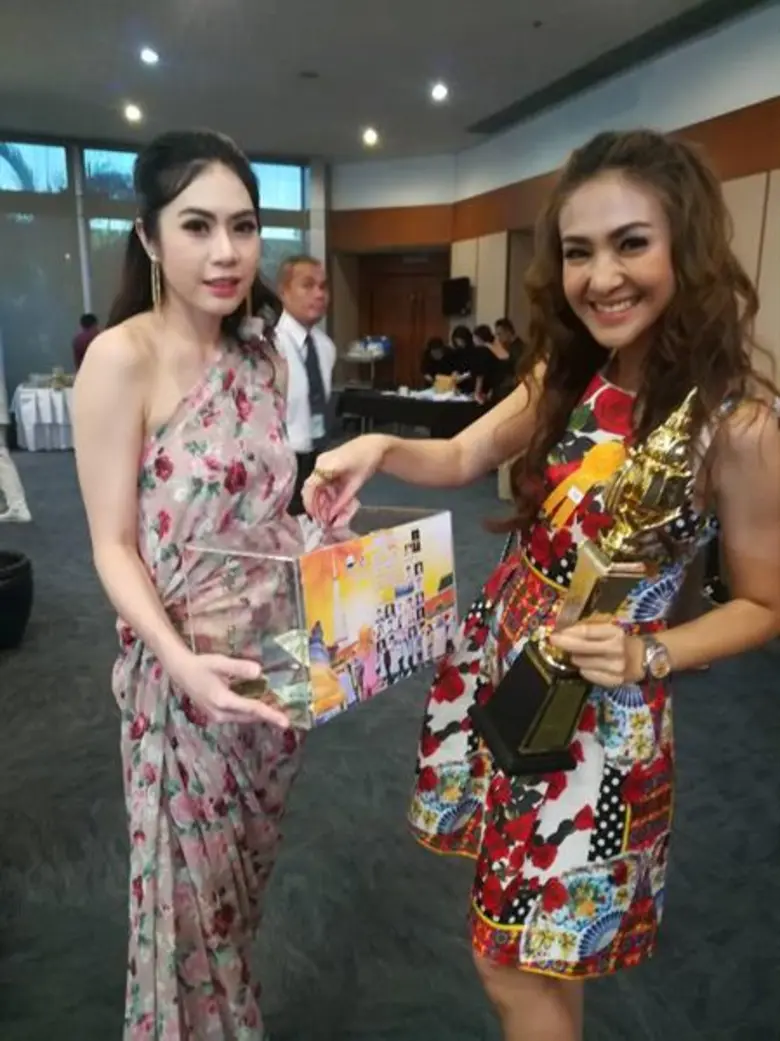 ดาราจิตอาสารณรงค์รักษาศีล๕ ร่วมงานแถลงข่าว “ห่มผ้าพระธาตุ ถวายมหาสังฆทาน และรวมพลังศีล๕” ประจำปี ๒๕๖๑