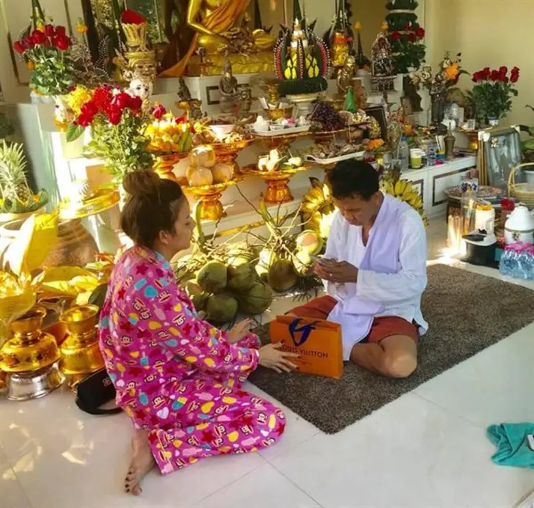 ลูกทุ่งสาวยอดกตัญญู จ๊ะ อาร์สยาม ให้เงินพ่อแม่เดือนละสองแสน!!