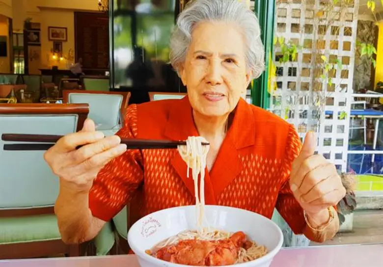 เย็นตาโฟฉลอง 20 ปี เสิร์ฟ หมี่อาม่า สุดยอดเมนูหมี่ไก่น้ำแดงแต้จิ๋วเพื่อสุขภาพ