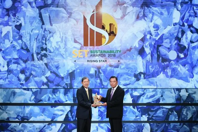 นายพนม ควรสถาพร ประธานกรรมการบริหาร และกร...