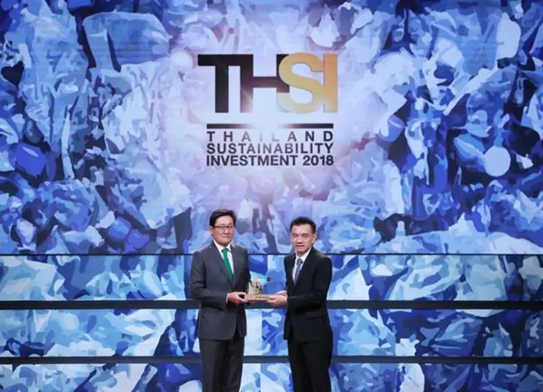 นายพิทักษ์ รัชกิจประการ (คนขวา) ประธานเจ้...