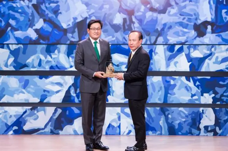 คุณวันชัย เหลืองวิริยะ (ขวา) ประธานเจ้าหน...