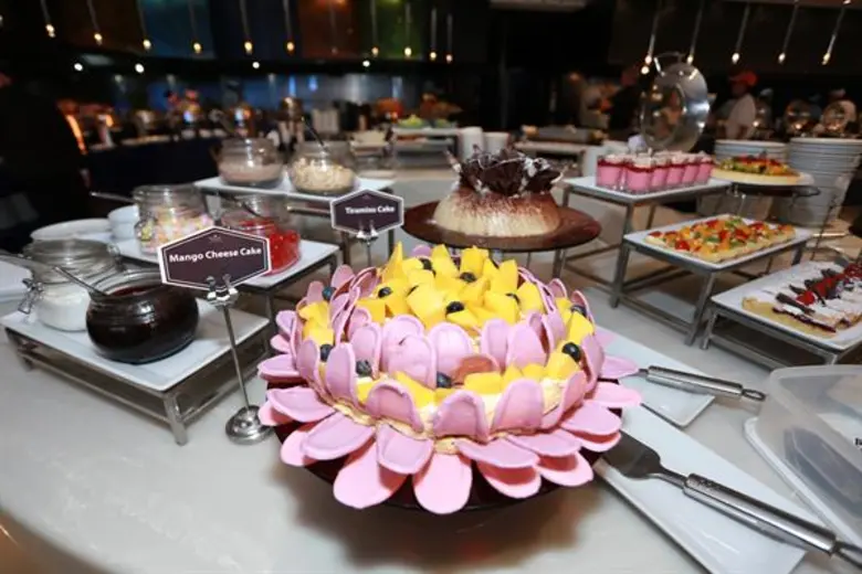 โรงแรมแม่น้ำ รามาดาพลาซา เชิญท่านและครอบค...