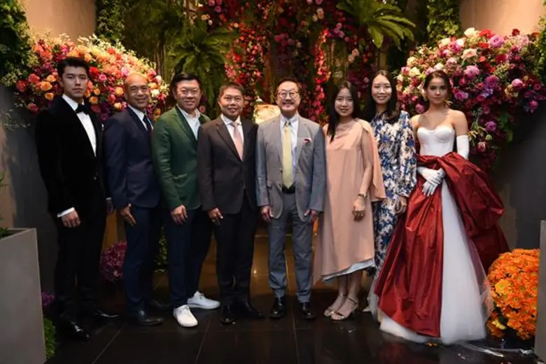 สุทธิธรรม จิราธิวัฒน์ (ที่4จากขวา) กรรมกา...