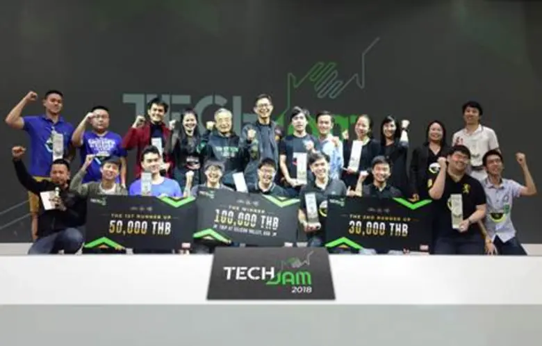 ศ.ดร.ไพรัช ธัชยพงษ์ ประธานกิตติมศักดิ์ แล...