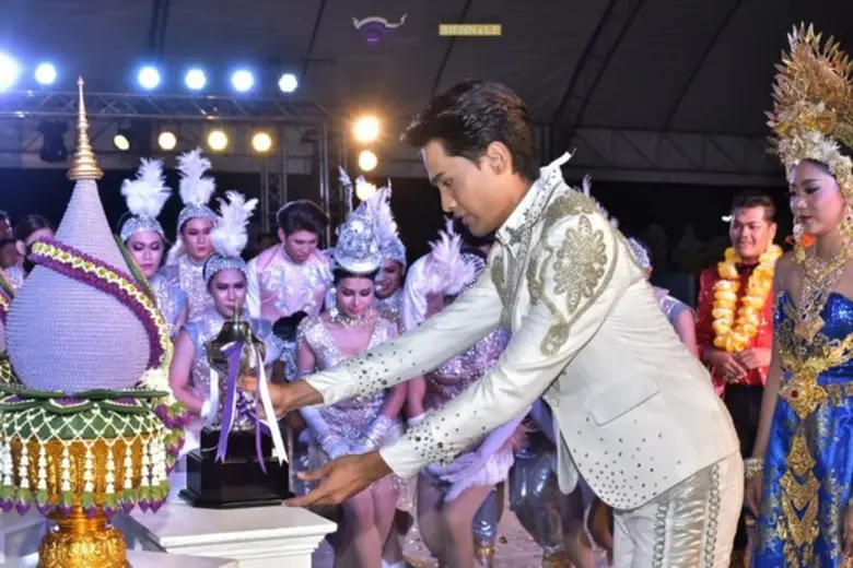 ราชมงคลพระนคร ชนะเลิศร้องเพลงลูกทุ่งประเภททีม	