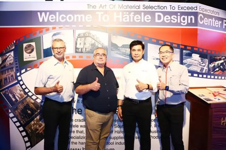 นายโฟลเคอร์ เฮลสเติร์น กรรมการผู้จัดการ บ...