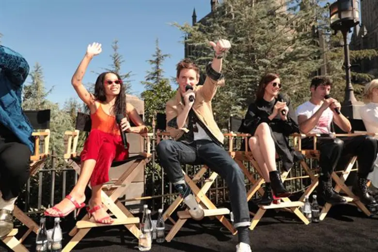 แฟนภาพยนตร์ Fantastic Beasts: The Crimes of Grindelwald สุดแฮปปี้ ทีมนักแสดงยกทัพร่วมงานแฟนมีตติ้งครั้งแรก