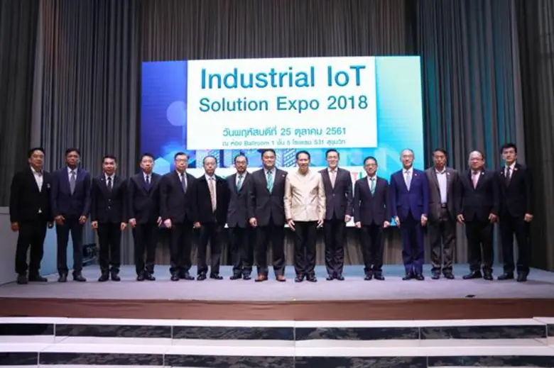 คุณสุพันธุ์ มงคลสุธี (ที่7 จากขวา) ประธาน...