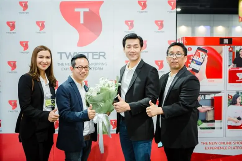 นายยาห์วายุ สดุดีปรีดา (ที่ 2 จากซ้าย ) ป...