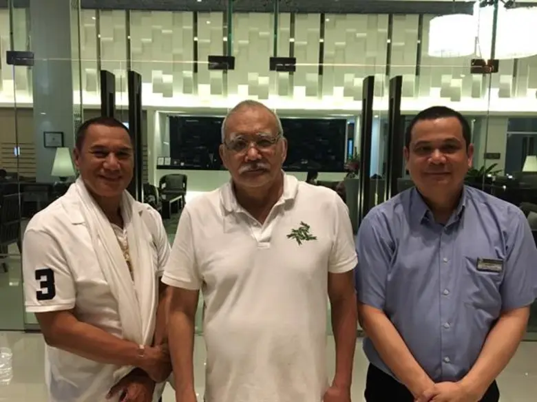 นายมกริน พรหมโยธี (ขวา) ผู้จัดการทั่วไปโร...