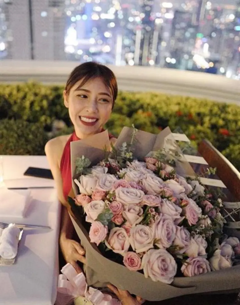 ข่าวซุบซิบ: สุดสวีท ฟลุ๊ค จิระ เซอร์ไพรส์ แอปเปิ้ล ฉลองครบรอบแต่งงาน 1 ปี