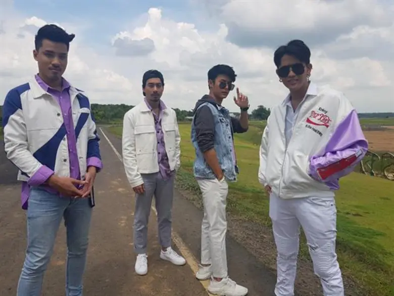 หนุ่มบานาน่าปะทะหนุ่มไนน์เอ็นฯ ตะลุยโรงเรียนชาวนา