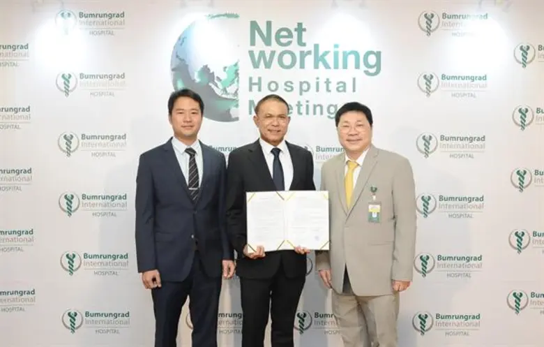 นายแพทย์ สมชาย จันทร์สว่าง (กลาง) ประธานเ...