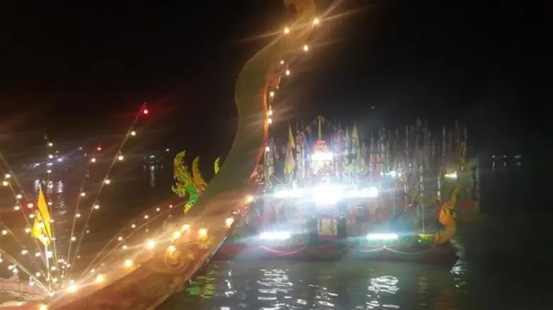 โพสต์พาเที่ยว เมืองคนดี สุราษฎร์วิถีแห่งสายน้ำ  ชีพจรลง South เที่ยวใต้ไม่ได้มีดีแค่ทะเล ชมเรือพนมพระ เทศกาลออกพรรษา...ไม่เหมือนใคร