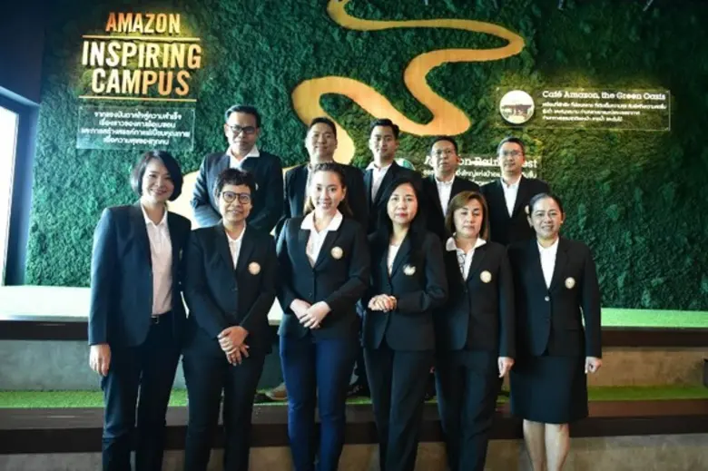 ดร.วิริยะ ลิขิตวงศ์ (ที่ 5 จากขวา) นายกสม...