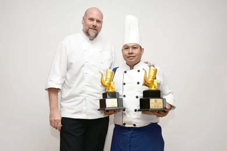 เชฟสเปนเซอร์ แคล (ซ้าย) หัวหน้าพ่อครัวใหญ...