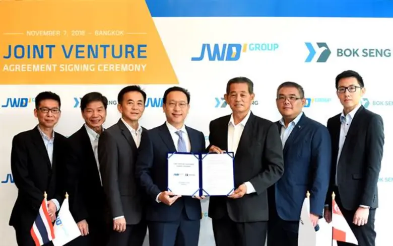 นายชวนินทร์ บัณฑิตกฤษดา (ที่ 4 จากซ้าย) ป...