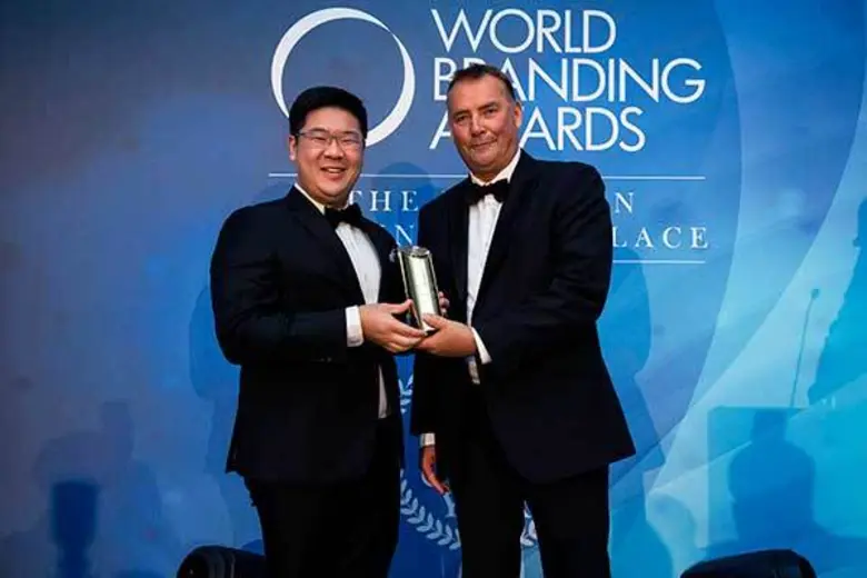 นายอนิพัทย์ ศรีรุ่งธรรม (ซ้าย) กรรมการบริ...