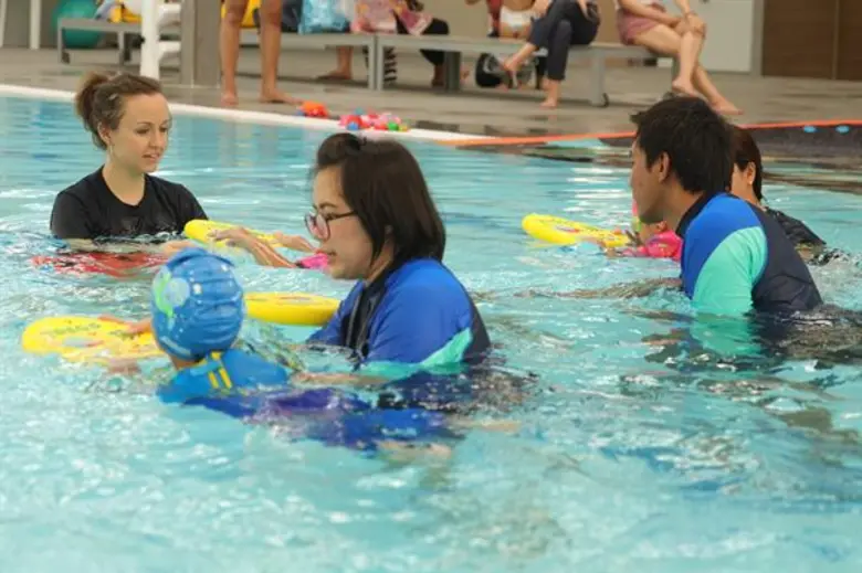 ซอกส์ (ZOGGS) จัดเวิร์คช็อป “Learn to Swim” เรียนรู้ทักษะการว่ายน้ำ สุดสนุกกับอุปกรณ์ว่ายน้ำและของเล่นที่ปลอดภัย สัมผัสโลกใต้น้ำอย่างไม่กลัว