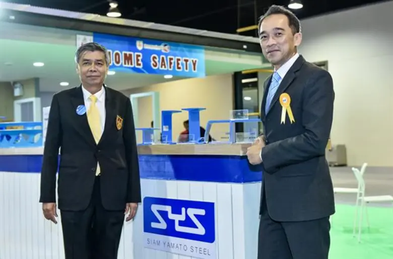 นายพงษ์ศักดิ์ แห่ล้อม (ขวา) ผู้จัดการฝ่าย...