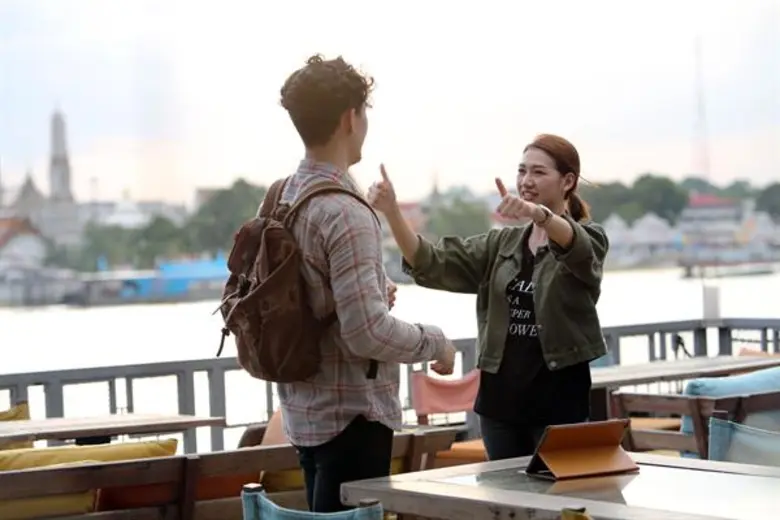 ทีวีไกด์: รายการ "The Phone ภารกิจเปลี่ยนชีวิต" “Boss วิลลี่” ส่ง2ผู้เข้าแข่งขันปฏิบัติภารกิจย่านฝั่งธนบุรี ตามล่าหาวัคซีนจากผู้ร้ายใน “THE PHONE ภารกิจเปลี่ยนชีวิต”