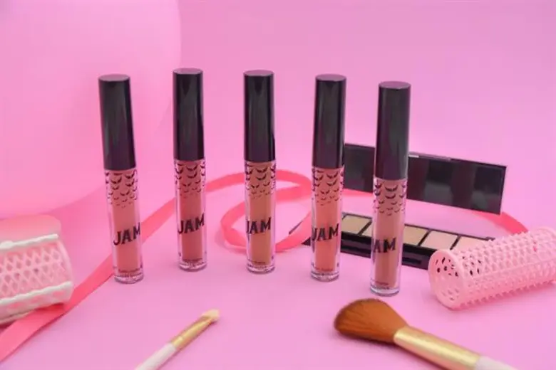 หลายคนลงมติให้ลิปสติกเป็นไอเท็มติดกระเป๋า...