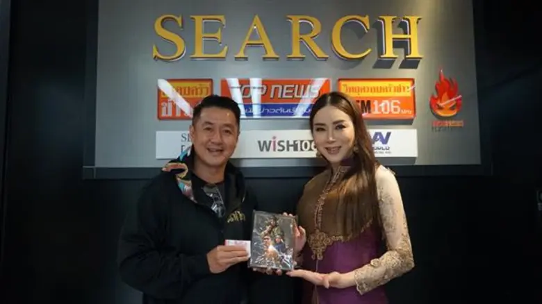 คุณจักรพงษ์ จักราจุฑาธิบดิ์ (ขวา) ประธานเ...