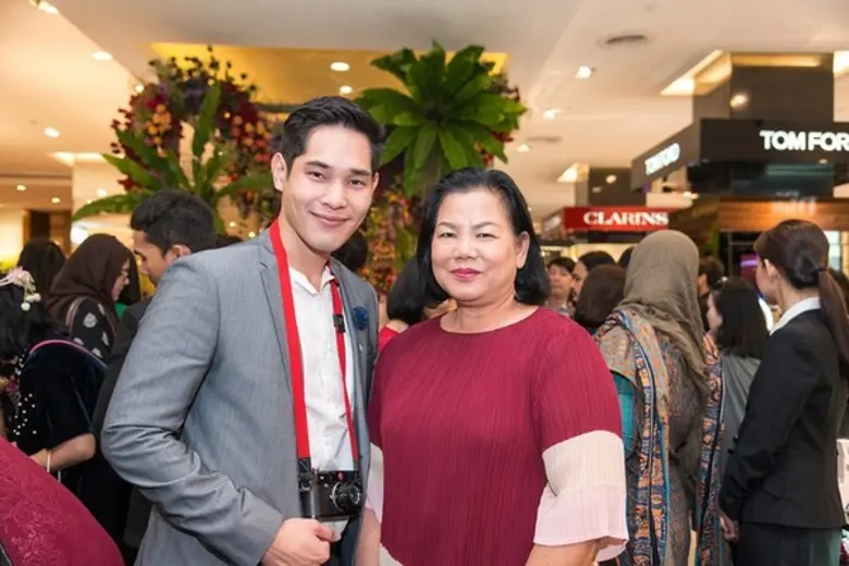 นายอภิสฤษฎิ์ นิรุชทรัพย์รดา ( คนซ้าย ) กร...