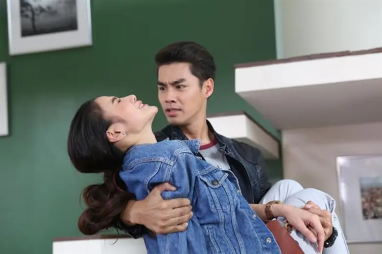 เนย(มายด์-วรัทยา ว่องชยาภรณ์ ) หยิบปืนขึ้...