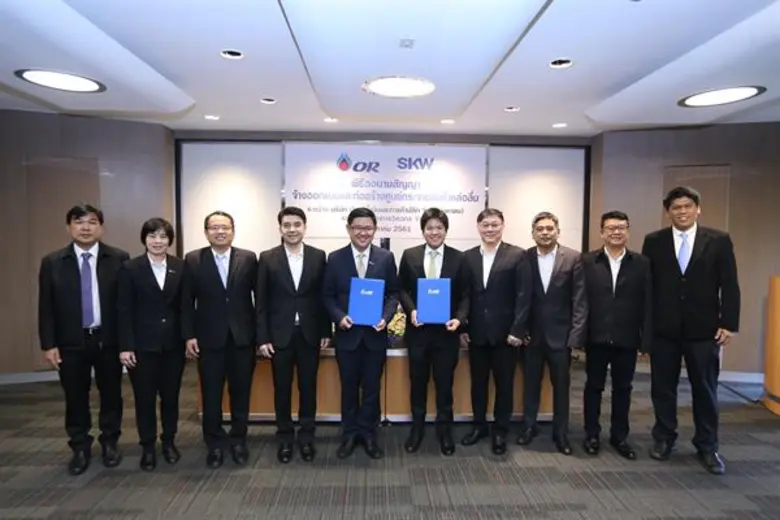 นายภาสิต ลี้สกุล (กลางขวา) ประธานเจ้าหน้า...