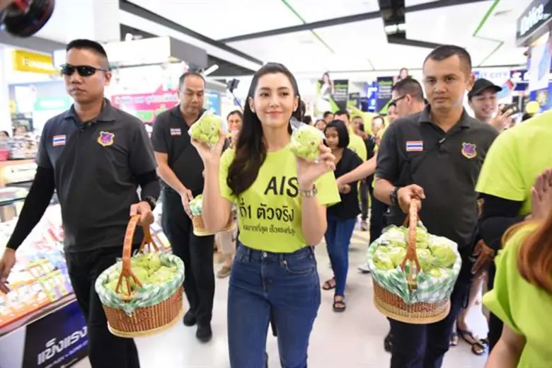 “เบลล่า” บุกเมือง “ร้อยเอ็ด” อ้อนชาวเอไอเอส จัดหนักโปรโมชั่นสุดแฮง โทรฟรี เล่นเน็ต ม่วนคัก