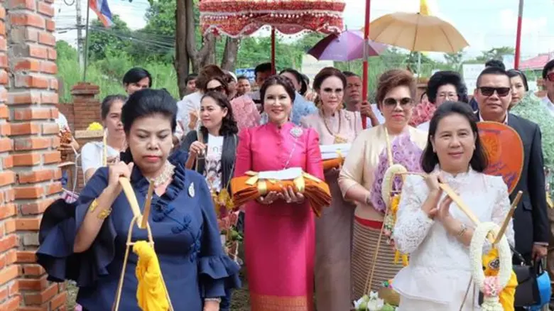 ส้ม-ประภัสสร ผู้จัดละคร “พระมหาขนก” นำทีมนักแสดงร่วมงานบุญ ถวายเงิน 857,789 วัดพระตำหนักทรงธรรม